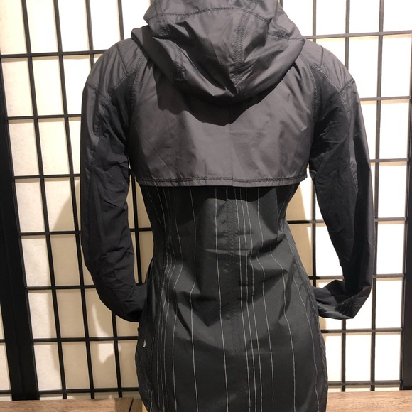 Lululemon reflective reversible wind jacket size 4 - Picture 3 of 8